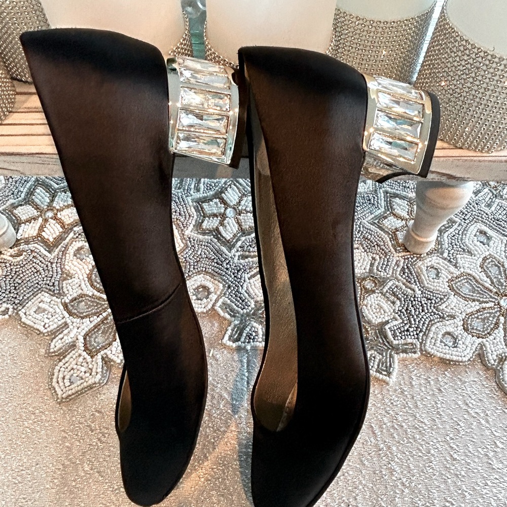 Anne Klein Womens Haedyn Fabric Round Toe Classic Pumps